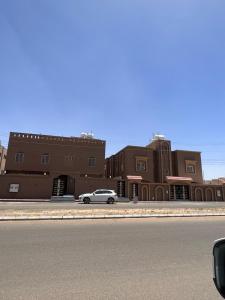 a white car parked in front of a building at درة السلطان للشقق الفندقية in AlUla