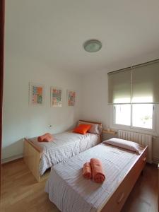 um quarto com 2 camas e uma janela em Ca l'Avi Ramon em Sant Hilari Sacalm