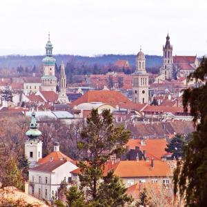 Una vista de una ciudad con un montón de edificios. en CLA Group Apartment, en Sopron