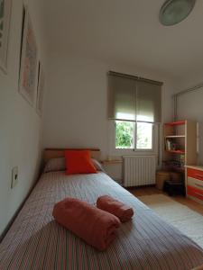 um quarto com uma cama grande e uma almofada vermelha em Ca l'Avi Ramon em Sant Hilari Sacalm