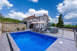 Swimmingpoolen hos eller tæt på Villa Adri