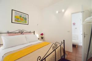 een slaapkamer met een bed en een schilderij aan de muur bij Casa Ekaterina free wifii - spiaggia 200 metri in Brolo