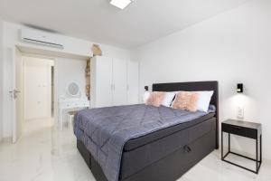 En eller flere senge i et værelse på Villa Adri + 37 billeder