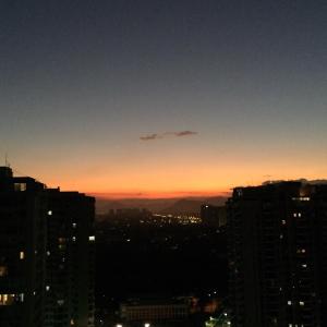 Apartamento Aconchegante para sua Viagem في ريو دي جانيرو: إطلالة على أفق المدينة عند غروب الشمس