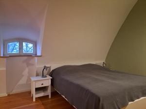 un dormitorio con una cama y una ventana en Inspektorhaus-Behlendorf, en Steinhöfel