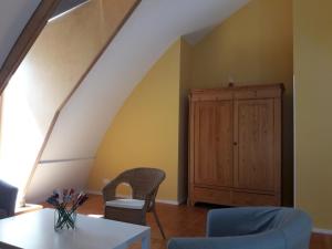 sala de estar con mesa y armario en Inspektorhaus-Behlendorf, en Steinhöfel 21 fotos más