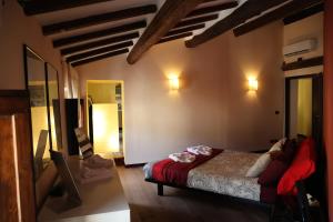 1 dormitorio con cama y espejo en una habitación en Mansarda Pescia en Pescia