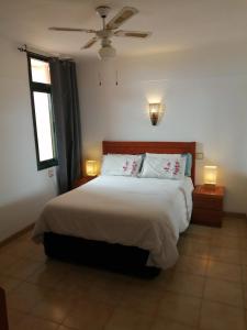 um quarto com uma cama grande e 2 candeeiros em Vero House TERRAZA DE LA PAZ em San Miguel de Abona