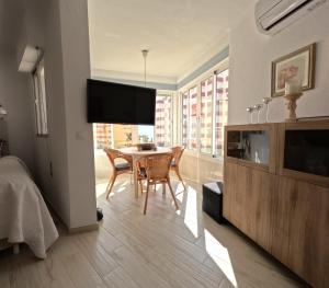 TV a/nebo společenská místnost v ubytování Estudio Torrox Beach