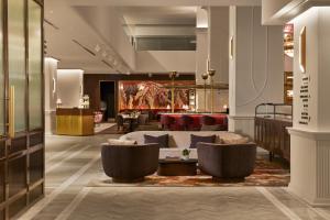 - un hall d'un hôtel avec des canapés et des chaises dans l'établissement Hilton Toronto, à Toronto