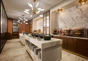 eine Küche mit einer Theke mit Schalen und Tellern darauf in der Unterkunft Hilton Toronto in Toronto