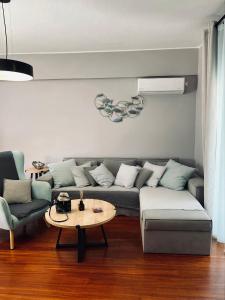 Χώρος καθιστικού στο Brand new brilliant apartment at Athenian Riviera