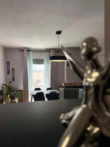 アテネにあるBrand new brilliant apartment at Athenian Rivieraのリビングルーム(テーブル、椅子付)の景色を望めます。