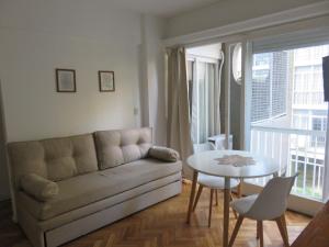 sala de estar con sofá y mesa en Oasis Palermo Soho en Buenos Aires