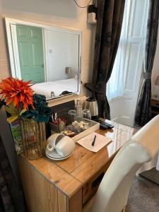 een bureau met een spiegel erop bij Abbey House B & B in Penrith