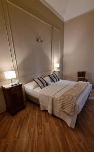Postel nebo postele na pokoji v ubytování Dimora Largo Silvestro dell'Aquila- Centro Storico