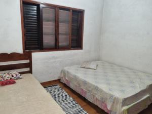 Un dormitorio con dos camas y una ventana. en Hostel Sepumpá Sepápum, en Itanhaém 36 fotos más
