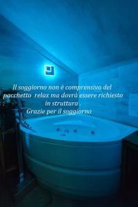 y baño con bañera y luz azul. en Antico Lamione, en Matera