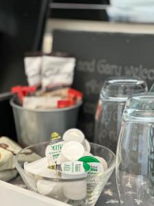 een tafel met twee glazen kommen en containers met voedsel bij Abbey House B & B in Penrith
