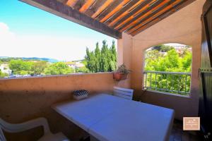 Le Grand Large في سانت-ماندرييه-سور-مير: طاولة بيضاء في غرفة مع نافذة