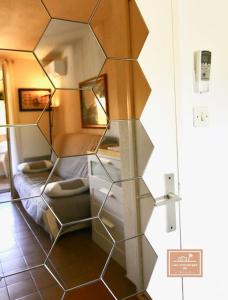 Le Grand Large في سانت-ماندرييه-سور-مير: مرآة في غرفة بها سرير وكرسي