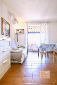 Le Grand Large في سانت-ماندرييه-سور-مير: غرفة بها طاولة وغرفة بها سرير ونافذة +8 صور