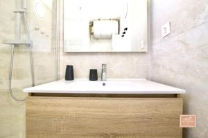 Le Grand Large في سانت-ماندرييه-سور-مير: حمام مع حوض أبيض ومرآة