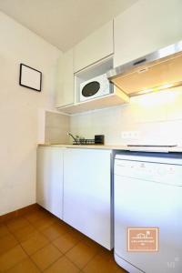 Le Grand Large في سانت-ماندرييه-سور-مير: مطبخ مع ثلاجة بيضاء وميكروويف