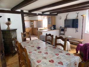 Ferme alsacienne في Soppe-le-Haut: غرفة طعام مع طاولة ومطبخ