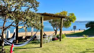 卡皮托利烏的住宿－Brisa do Lago Pousada，海滩边的吊床