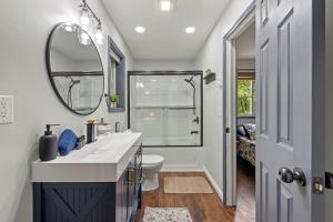 ein Bad mit einem Waschbecken und einem Spiegel in der Unterkunft The Tranquil Trails by AvantStay Lake Access Deck Fireplace in Albrightsville