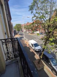 un coche blanco estacionado al lado de una calle en Rêves Salés, en Malo-les-Bains