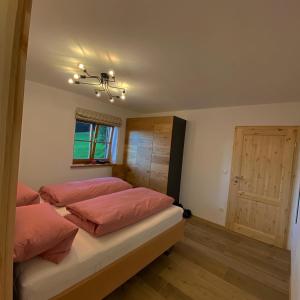豪斯哈姆的住宿－Summererhof Hausham，一间卧室配有两张带粉红色枕头的床