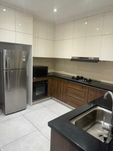 科伦坡Ultra-luxury 3BR Apartment - Colombo 6的厨房配有不锈钢冰箱和水槽
