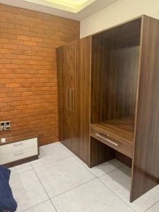 科伦坡Ultra-luxury 3BR Apartment - Colombo 6的房间的角落里有一个大型的木柜