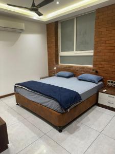 科伦坡Ultra-luxury 3BR Apartment - Colombo 6的卧室里有一张大床，配有蓝色枕头