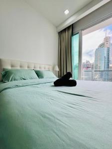 מיטה או מיטות בחדר ב-Bintang Suites Kuala Lumpur City Centre