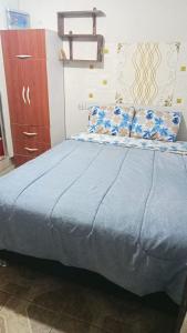 - un lit avec une couette bleue dans l'établissement HABITACIONES ISABEL, à Lima