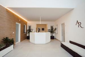 un vestíbulo de oficina con recepción y plantas en AR Palace Hotel - Palermo en Isola delle Femmine