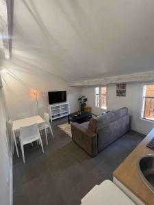 a living room with a couch and a table at Magnifique T3 duplex in Aubagne