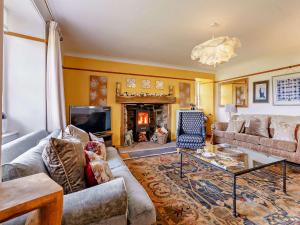 sala de estar con sofá y chimenea en 3 Bed in Pitlochry 59677 en Pitlochry