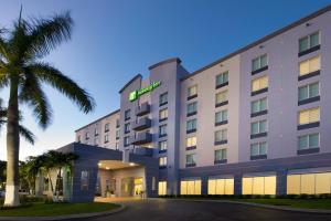 una imagen de un hotel con una palmera en Holiday Inn Miami-Doral Area, an IHG Hotel en Miami