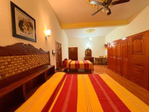 una camera con letto e divano di Casa de huéspedes "Elim" a Teotitlán del Valle