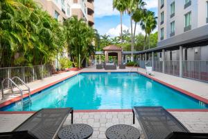邁阿密的住宿－Holiday Inn Miami-Doral Area, an IHG Hotel，一座游泳池,毗邻一座建筑,设有凉亭