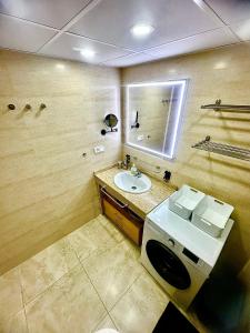 a bathroom with a sink and a mirror at Apartamento DESA Laguna Beach Vera Playa in Vera