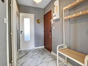 un corridoio con una porta e una panca in una stanza di ETS MPRS a Nantes