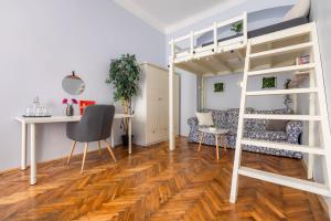 Zimmer mit einem Schreibtisch und einem Etagenbett in der Unterkunft Gellerico Rooms at Horánszky Street in Budapest
