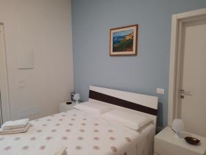 Postel nebo postele na pokoji v ubytování MARE FUORI - stanze con piscina