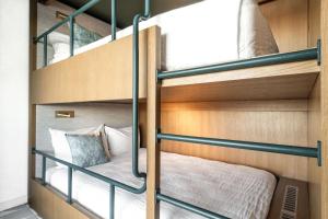 ein Schlafzimmer mit Etagenbetten in einem Haus in der Unterkunft Red Jacket Beach Resort in South Yarmouth