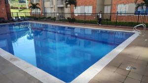 een zwembad in een hotel met blauw water bij Caobos 1212 in Girón